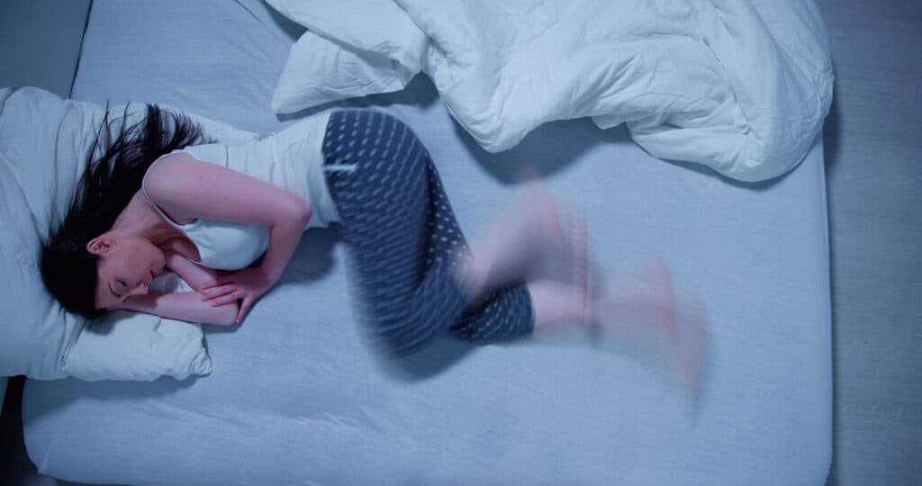 一名婦女在床上睡覺時出現週期性肢體運動障礙。